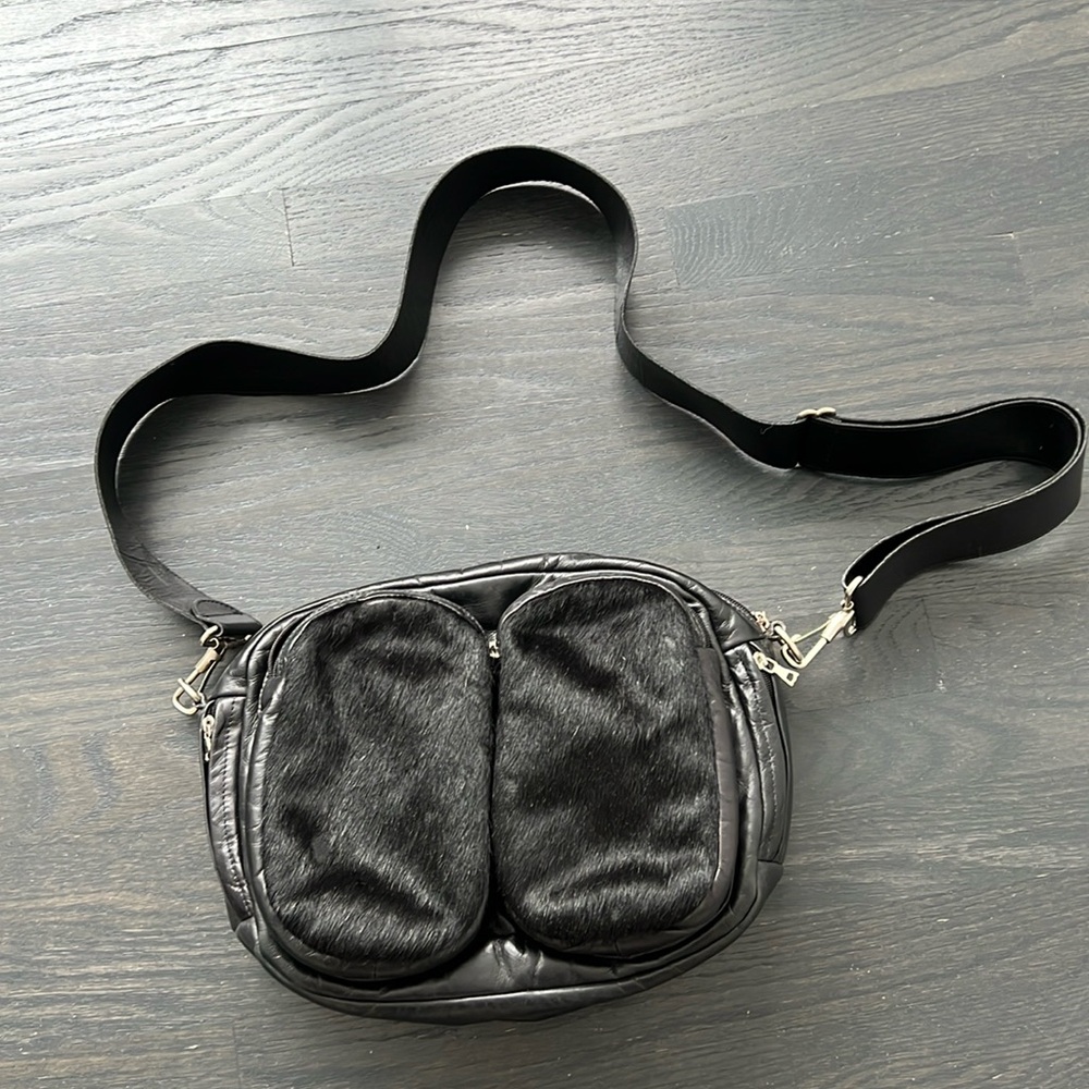 M0851 crossbody camera bag in black leather